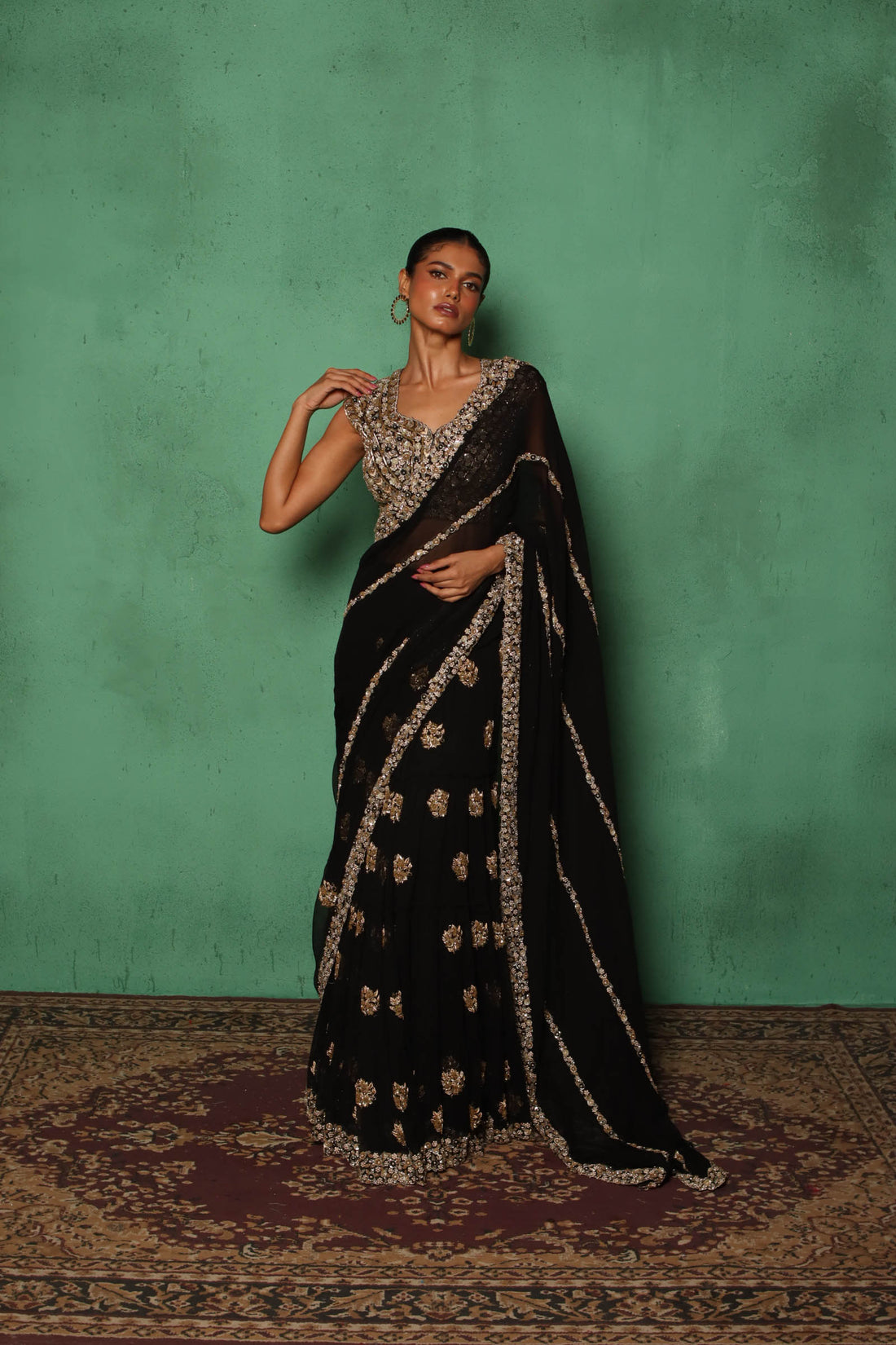 Line Palla Saree(Black & Golden)